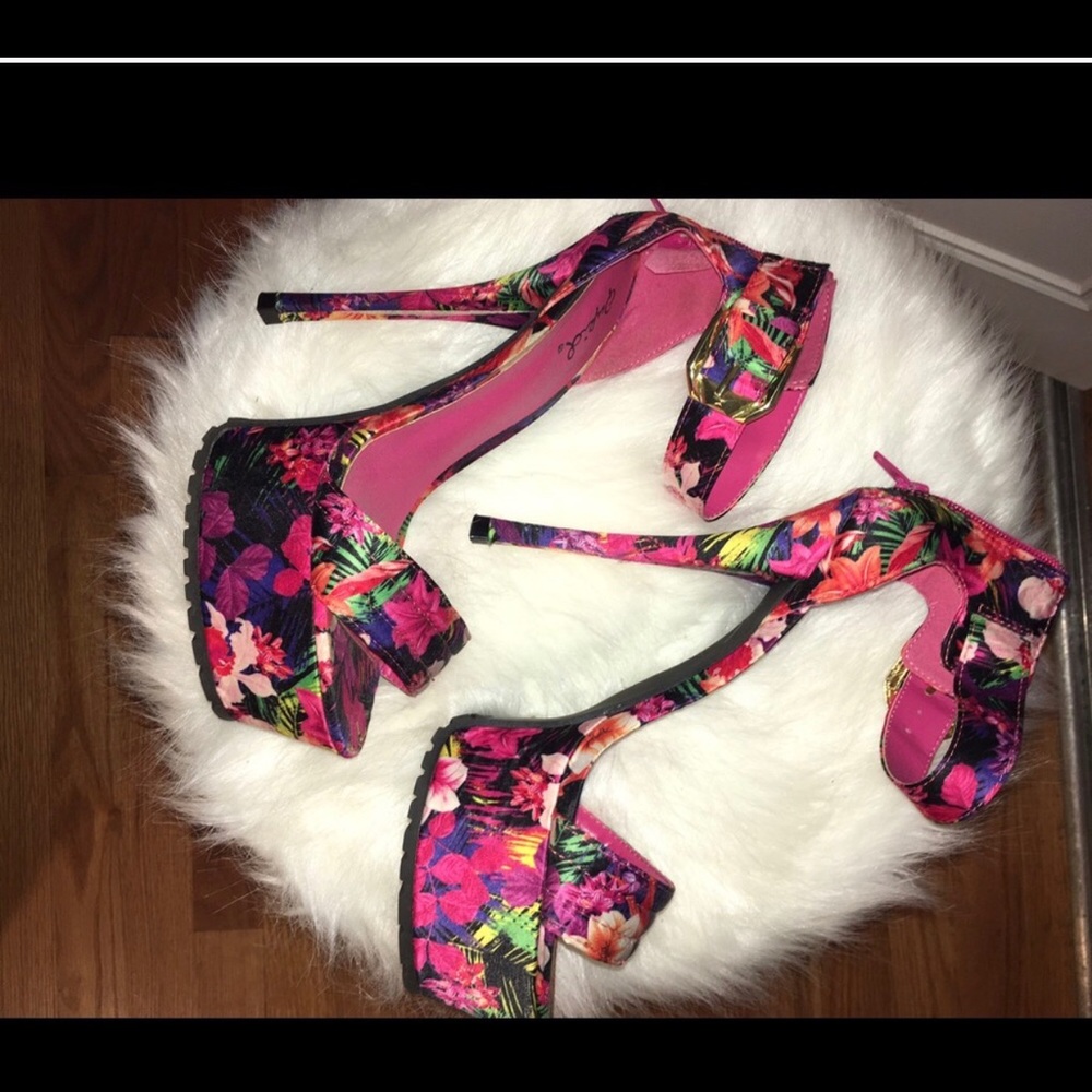 Multi-patterned platform heel bundle
